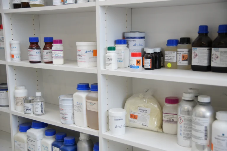 Paillasse et matières premières du laboratoire BEMR