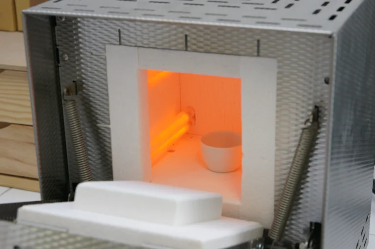 Four à moufle du laboratoire en fonctionnement