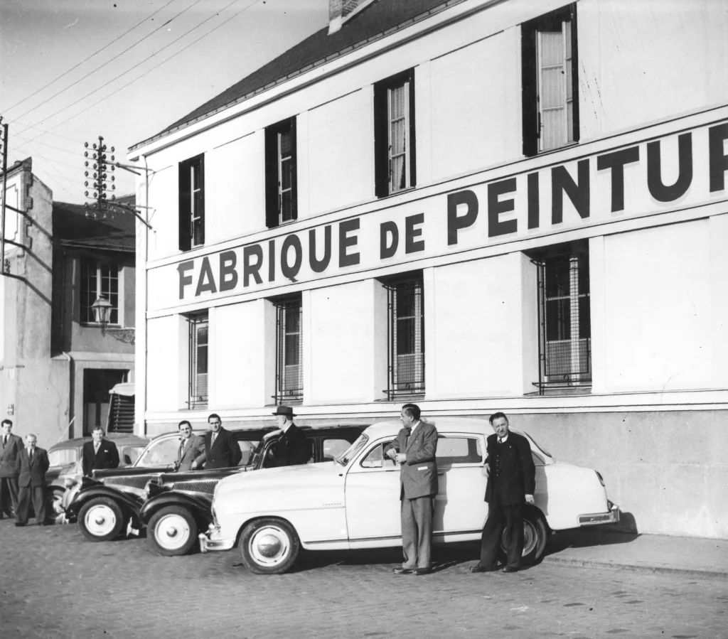 La Fabrique de peinture de Gaston Guilloteau à Nantes, avant 1968, devant les véhicules de l’entreprise